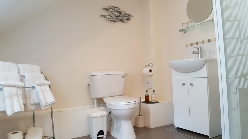 Schooner Point Guest House Лу Экстерьер фото