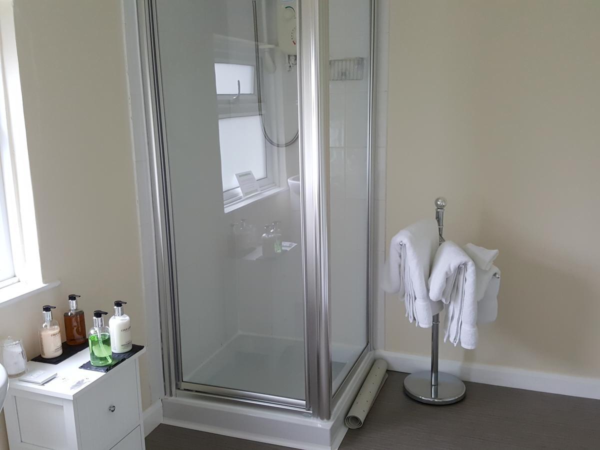 Schooner Point Guest House Лу Экстерьер фото